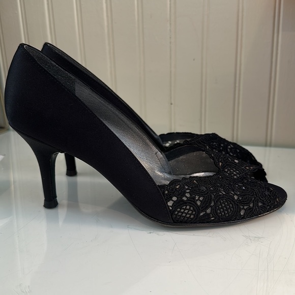 Stuart Weitzman lace pumps - Picture 2 of 4